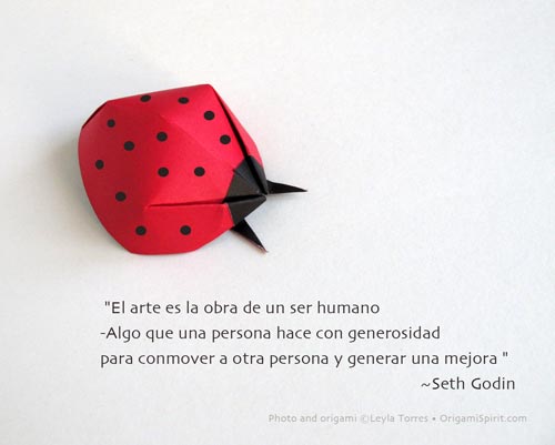 Foto de una mariquita en origami y texto: 