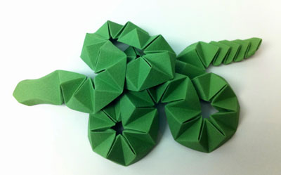 Serpiente verde de origami