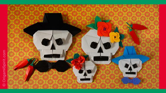 Calaveras de azúcar de origami con sombreros y flores diseñadas por Leyla Torres  