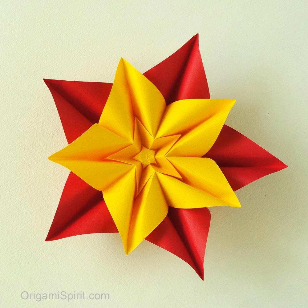 Un modelo de origami titulado "Flor de estrella". Un diseño de Leyla Torres.