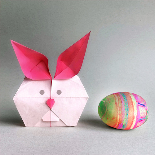 Conejo de origami rosa con huevo diseñado por Leyla Torres - presentado por www.origamispirit.com