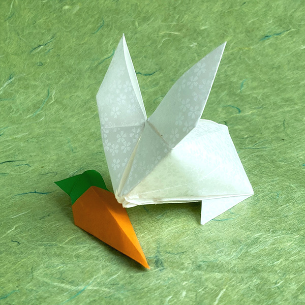 Conejo de origami hinchable. Diseñado por Robert Neale. Zanahoria modelo Origami por Leyla Torres