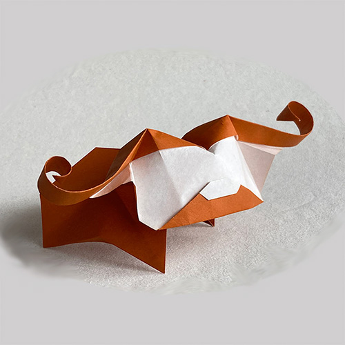 Modelo de origami de un búfalo en papel, diseñado por Yara Yagi