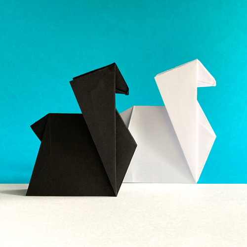 Un modelo de origami titulado "Stallion in The Wind" diseñado por Simon Anderson
