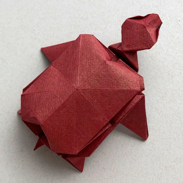 Un modelo de origami titulado "Tortuga" diseñado por Rodrigo Slazar